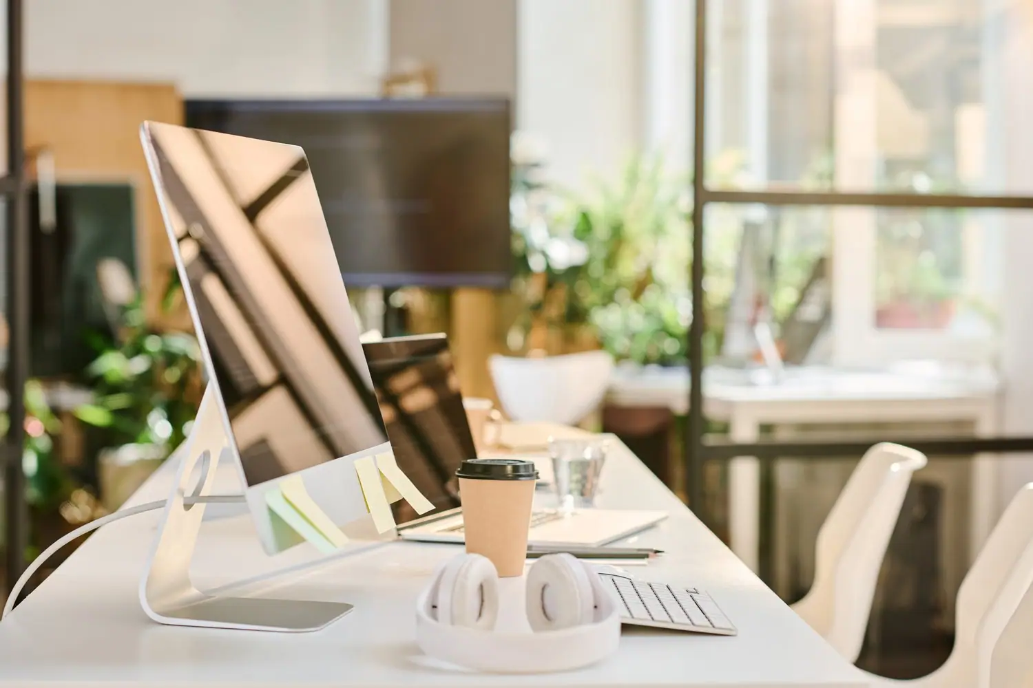 Dlaczego warto wprowadzić system hot-desków w firmie