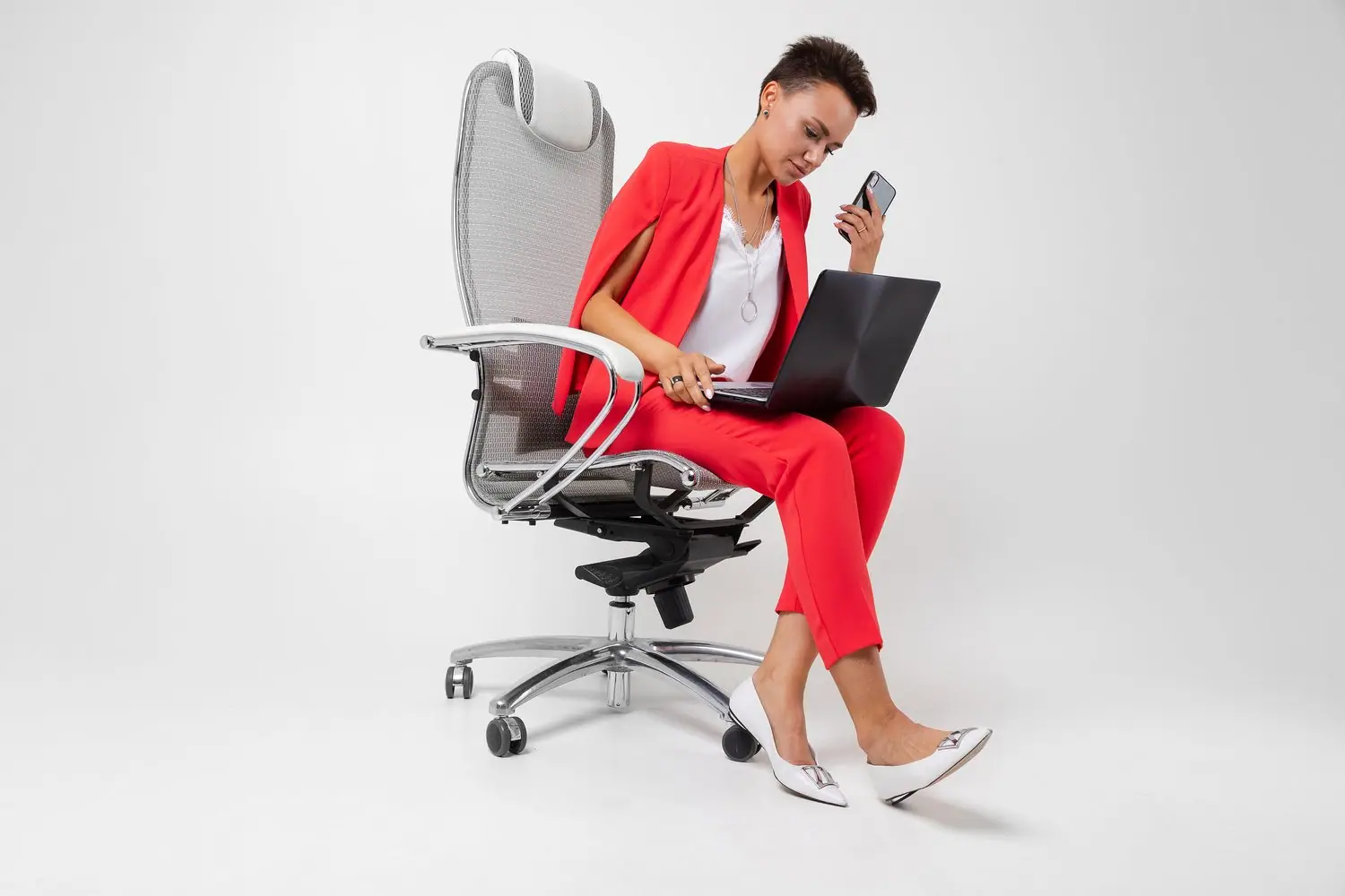 Jak wybrać ergonomiczny fotel biurowy dla zdrowia kręgosłupa